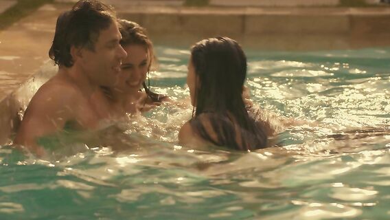 Мужик оттрахал в жмж двух красивых соседок лесбиянок