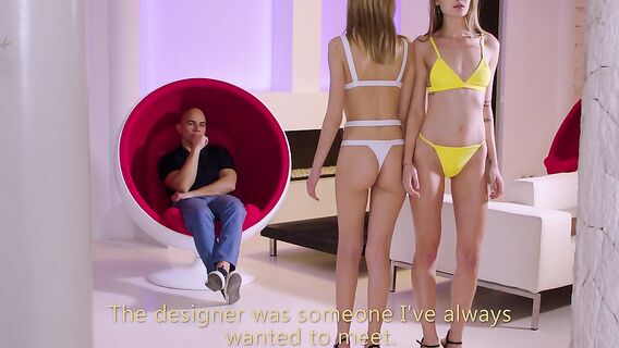 Лысый мужик полизал киски и трахнул в попки двух подруг