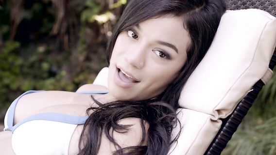 Секс сводного брата с юной сестрой и ее сочной подругой