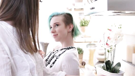 Групповой жмж секс на кухне вместо утреннего кофе